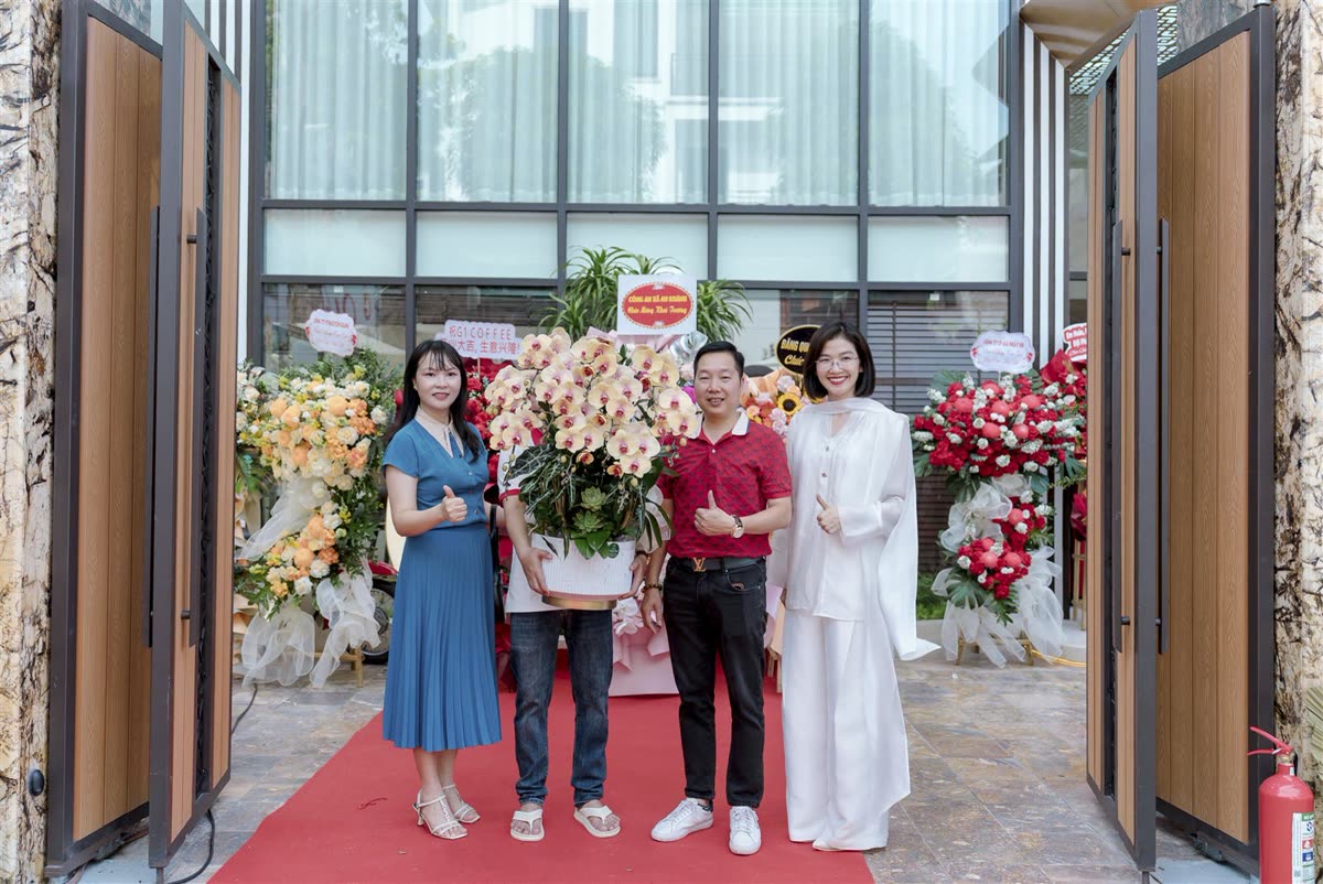 Chị Ánh Phạm chúc mừng khai trương đối tác